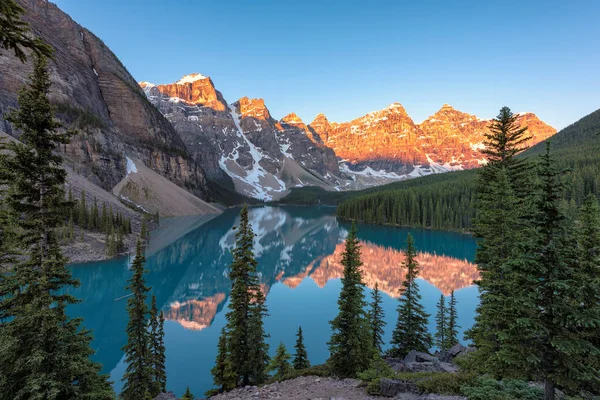 Wunderschöner Moränensee bei Sonnenaufgang in den kanadischen Rockies. — Stockfoto