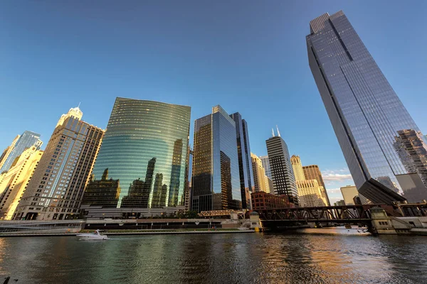 Gün batımında Chicago şehir manzarası