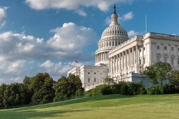 United States Capitol byggnaden i solig dag — Stockfoto