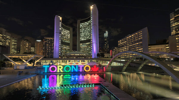 Мэрия Торонто и Toronto Sign в центре города ночью, в Торонто, Онтарио, Канада
