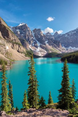 10 zirveleri, Banff National Park, Amerika Birleşik Devletleri vadisinde buzultaş göl günbatımı.