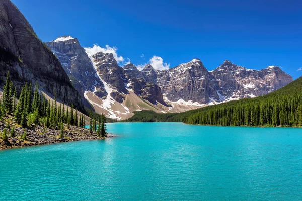 Lago idilliaco della Morena nelle Montagne Rocciose Canadesi, Banff National Park . — Foto Stock