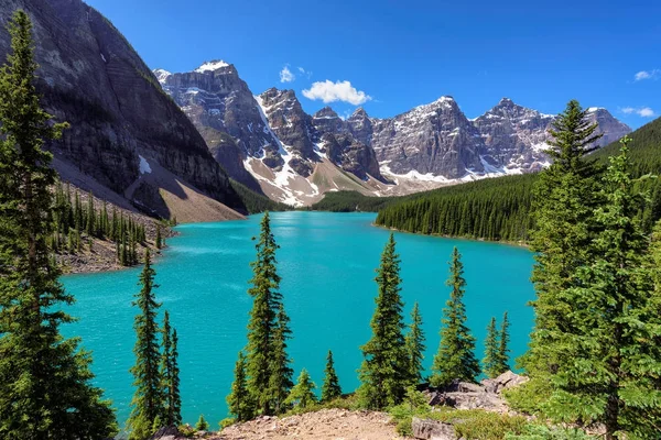 Lago idilliaco della Morena nelle Montagne Rocciose Canadesi, Banff National Park . — Foto Stock