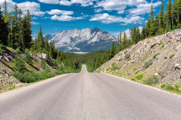 Road Trip in the Rocky Mountains, Canada. — Stock Photo, Image