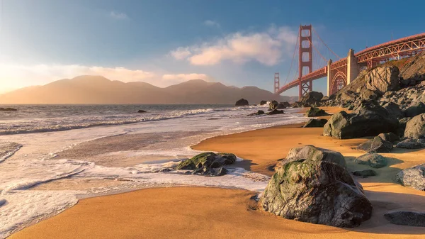 Golden Gate Köprüsü San Francisco plaj gördüm gün batımında.