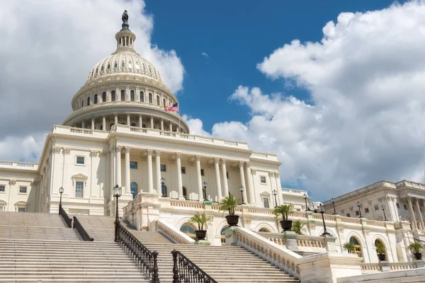 Washington Dc, bize Capitol Binası güneşli bir günde.