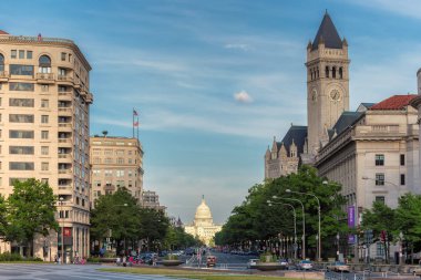 Pennsylvania Avenue ve Washington DC'deki Capitol Binası.