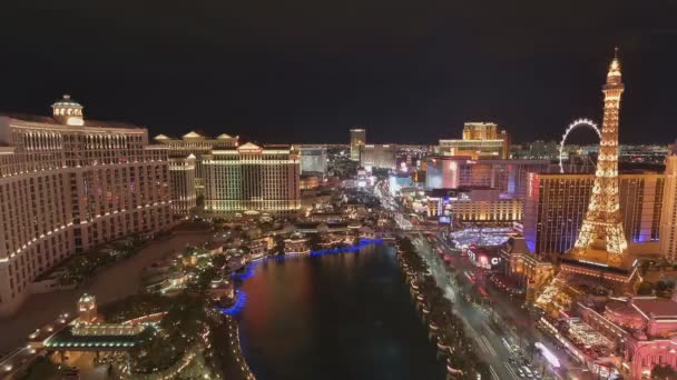Vista aérea iluminada da tira de Las Vegas à noite, lapso de tempo . — Vídeo de Stock