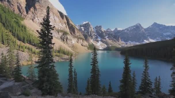 Озеро Морейн в канадских Скалистых горах, Национальный парк Банфф, Канада . — стоковое видео
