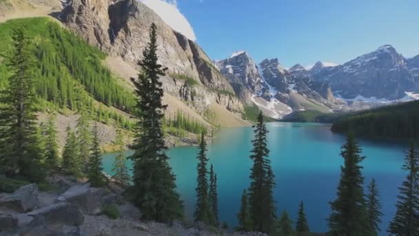 Morénové jezero v Rocky Mountains, Kanada. — Stock video