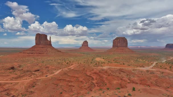 Класичний вигляд в Долина монументів, штат Арізона. Уповільнена зйомка. — стокове відео
