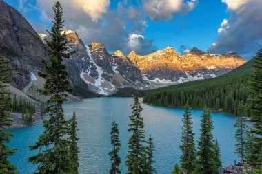 Sunrise Rocky Dağları, Banff National Park, Amerika Birleşik Devletleri buzultaş gölde turkuaz suları altında.