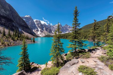 Rocky Mountains, Kanada için buzultaş gölün güzel turkuaz suları.