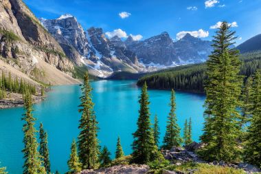 Banff Ulusal Parkı, Kanada'da buzultaş gölün güzel turkuaz suları.