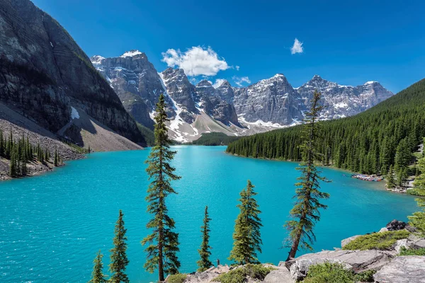 Wunderschönes türkisfarbenes Wasser des Moränensees in den felsigen Bergen, Kanada. — Stockfoto
