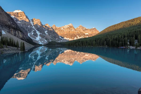 Alba sotto le acque turchesi del lago Morena nelle Montagne Rocciose, Banff National Park, Canada . — Foto Stock