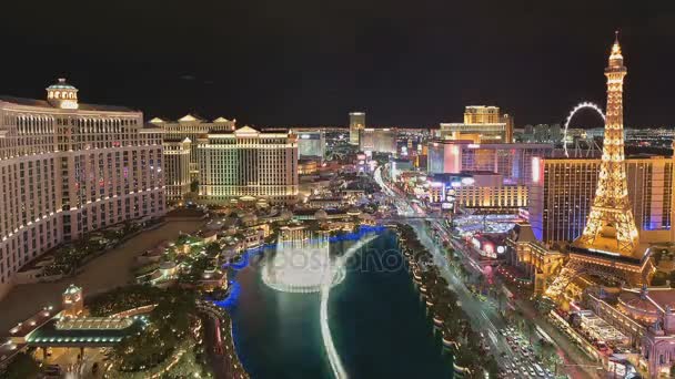 Flygfoto över Las Vegas skyline på natten — Stockvideo