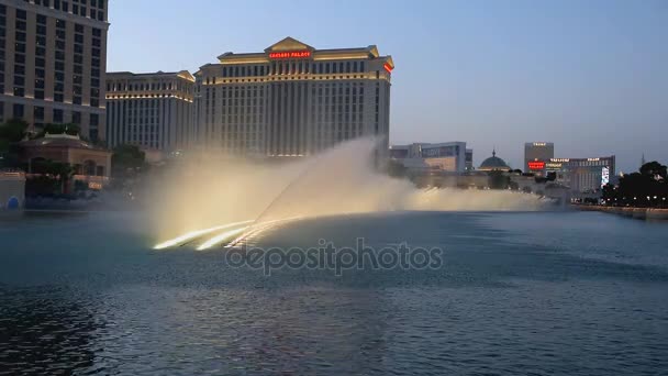 Musikaliska fontäner på Bellagio Hotel & Casino i Las Vegas — Stockvideo