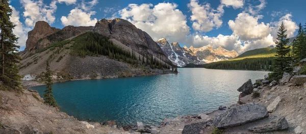 加拿大班夫国家公园的加拿大落基山脉-碛湖全景 — 图库照片