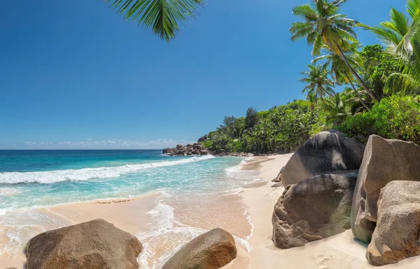 Trópusi Anse Lazio beach, Praslin-sziget, Seychelle-szigetek. — Stock Fotó