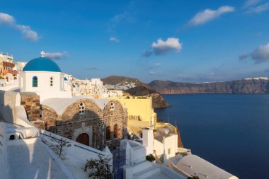 Santorini Yunan Adası, Oia kasabası, Santorini, Yunanistan 'daki Mavi ve Beyaz Kubbe Kiliselerinde gün batımı.