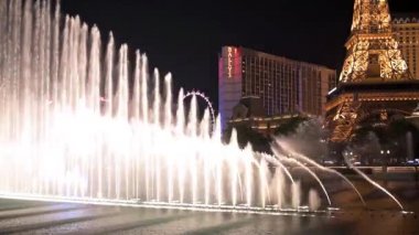 Las Vegas, Nevada 'daki Bellagio Otel ve Paris Oteli' nde müzik fıskiyeleri. Las Vegas dünyanın en iyi turizm merkezlerinden biridir..
