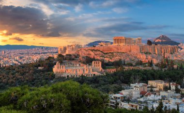 Yunanistan 'ın Akropolis kentinde gün batımında Parthenon Tapınağı.