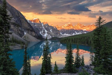 Banff Ulusal Parkı, Kanada 'daki Moraine gölünde gün doğumu.
