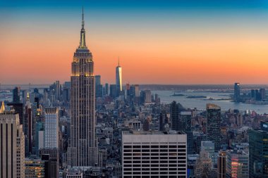 New York şehrinin hava manzarası gökdelenler gün batımında.