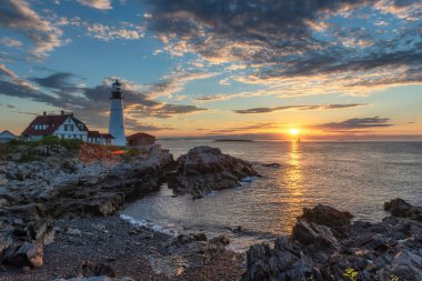 Maine, New England 'da gün doğumunda Portland Head Light.