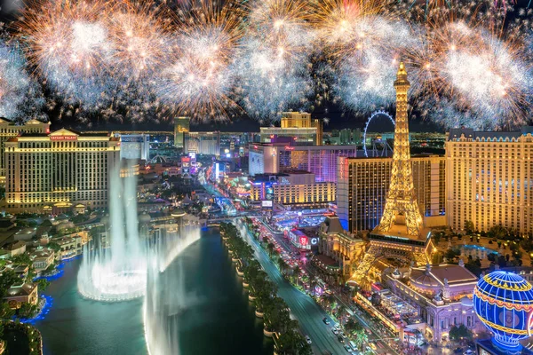 Las Vegas Strip, Nevada, Usa 'da Yeni Yıl kutlamalarının havadan görüntüsü.