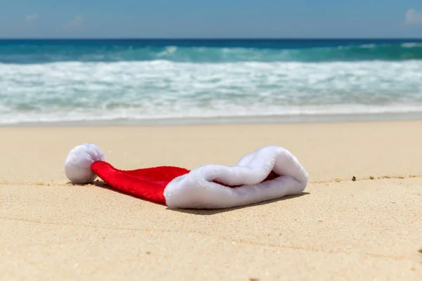 Chapeau Père Noël Belle Plage Tropicale Avec Sable Blanc Eau — Photo