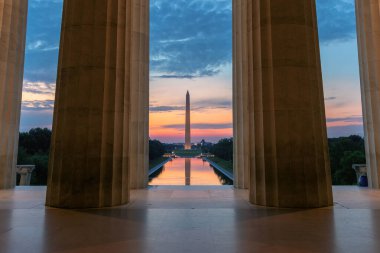 Washington Anıtı 'ndaki gün doğumu manzarası ve Lincoln Memorial, D.C.' den yansıyan havuz, ABD.