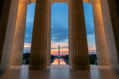 Washington Anıtı 'ndaki gün doğumu manzarası ve Lincoln Memorial, D.C.' den yansıyan havuz, ABD.