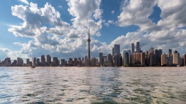 Toronto City Skyline ve Cn Tower yaz günbatımında Toronto, Ontario, Kanada 'da.