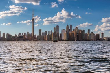 Toronto City Skyline ve Cn Tower yazın Toronto, Ontario, Kanada 'da.