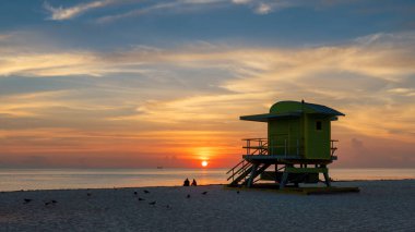 Miami Sahili, gün doğumu ve cankurtaran kulesi, Güney Miami Sahili, Florida.