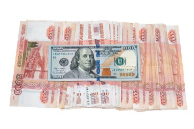 Beyaz arka planda izole edilmiş beş bin ruble banknot üzerine Amerikan doları banknotları..