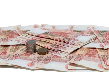 Rus parası. Beyaz arka planda izole edilmiş beş bin ruble banknot ve sikke.