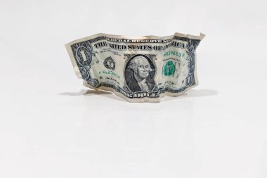Buruşmuş bir dolarlık banknotlar beyaz arka planda izole edilmiş. Nakit para..