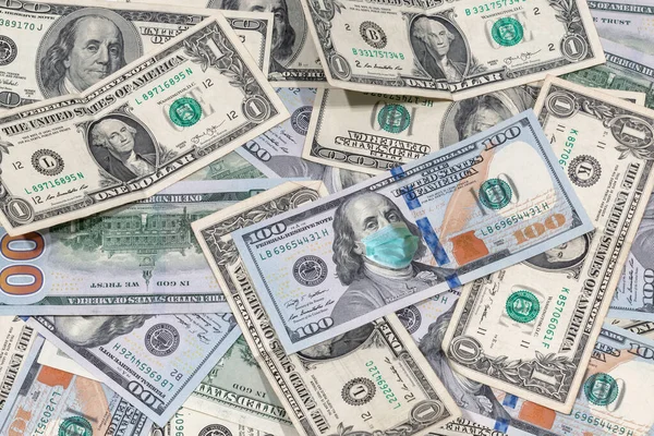 Birleşik Devletler 'de Coronavirus. Enfeksiyona karşı maske takmış 100 Amerikan doları banknot. ABD 'de COVID-19 Coronavirüs. 