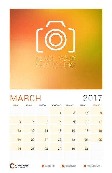 Calendario da parete Planner Template per 2017 Anno. Marzo. Modello di design vettoriale con luogo per la foto. La settimana inizia domenica. Orientamento ritratto — Vettoriale Stock