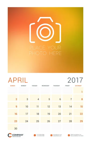 Πρότυπο Planner ημερολογίου τοίχου για το έτος 2017. Τον Απρίλιο. Διάνυσμα πρότυπο σχεδίασης με θέση για φωτογραφία. Εβδομάδα ξεκινά την Κυριακή. Κατακόρυφο προσανατολισμό — Διανυσματικό Αρχείο
