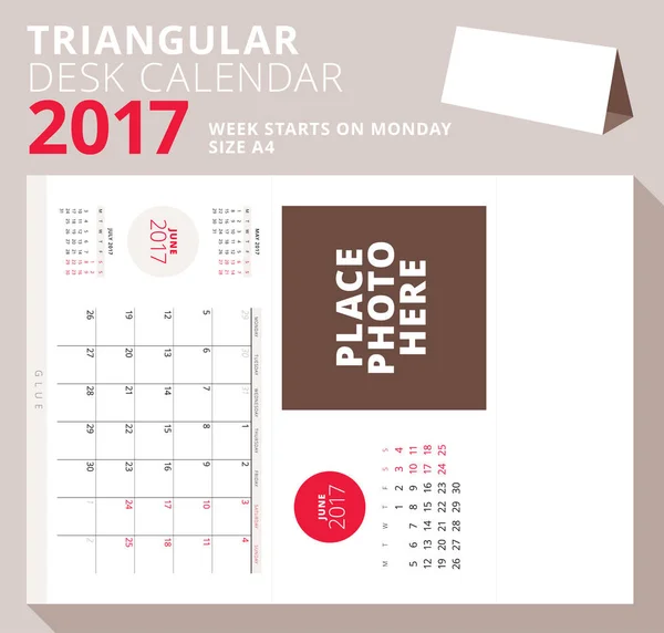 Τριγωνικό επιτραπέζιο ημερολόγιο για το έτος 2017. Ιουνίου 2017. Εβδομάδα ξεκινά τη Δευτέρα. Εκτυπώσιμη χαρτικά πρότυπο με θέση για φωτογραφία. Εικονογράφηση διάνυσμα — Διανυσματικό Αρχείο