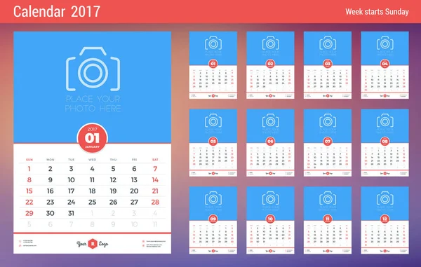 Wandkalender-Planer-Vorlage für 2017 Jahr. Die Woche beginnt am Sonntag. Satz von 12 Monaten. Platz für Notizen und Fotos. Schreibwarendesign. Vektorkalendervorlage — Stockvektor