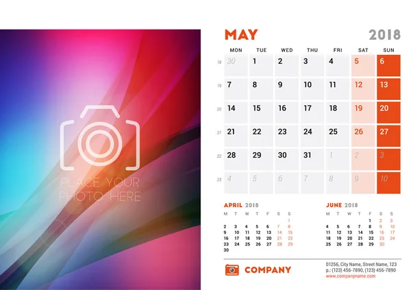 Mai 2018. Modèle de conception de calendrier de bureau avec fond abstrait coloré. Place à la photo. La semaine commence lundi. Illustration vectorielle — Image vectorielle