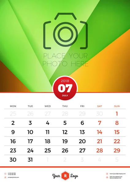 Vägg kalendermall för 2018 år. Juli. Vector formgivningsmall med abstrakt bakgrund. Plats för foto. Veckan börjar på måndag. Stående orientering — Stock vektor