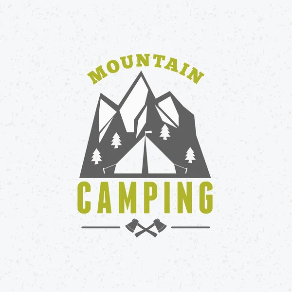 Afiche camping vacaciones de verano. Etiqueta de aventuras de montaña y actividades al aire libre. Ilustración vectorial con colores verde y gris sobre fondo texturizado — Vector de stock