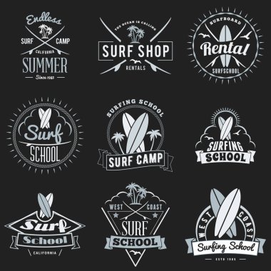 Yaz sörf okulu, surfboard Kiralama ve kamp promosyon amblemi tasarım kümesi. Başlık sayfası veya poster için rozetleri reklam tipografik retro tarzı yaz. Siyah izole. Vektör çizim