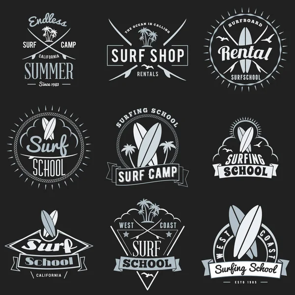 Conjunto de escuela de surf de verano, alquiler de tablas de surf y diseño de emblemas promocionales de camping. Insignias tipográficas de publicidad de verano de estilo retro para pancarta o póster. Aislado en negro. Ilustración vectorial — Archivo Imágenes Vectoriales